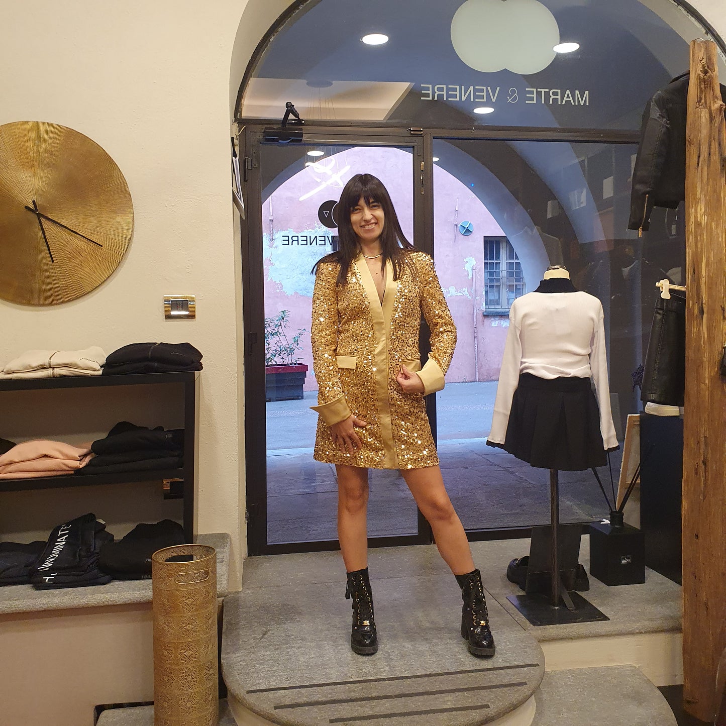 Abito-blazer in oro con paiettes, un capo luminoso e chic di Giulia Nati Couture per donne eleganti a Fossano