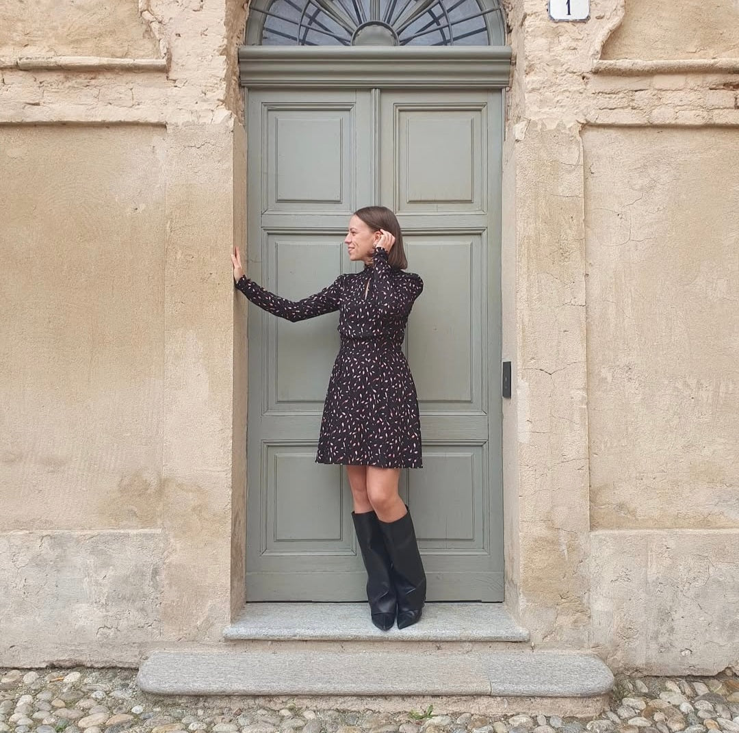 Abito dolcevita floreale Mar des Margaritas corto, perfetto per outfit moderni e femminili a Fossano