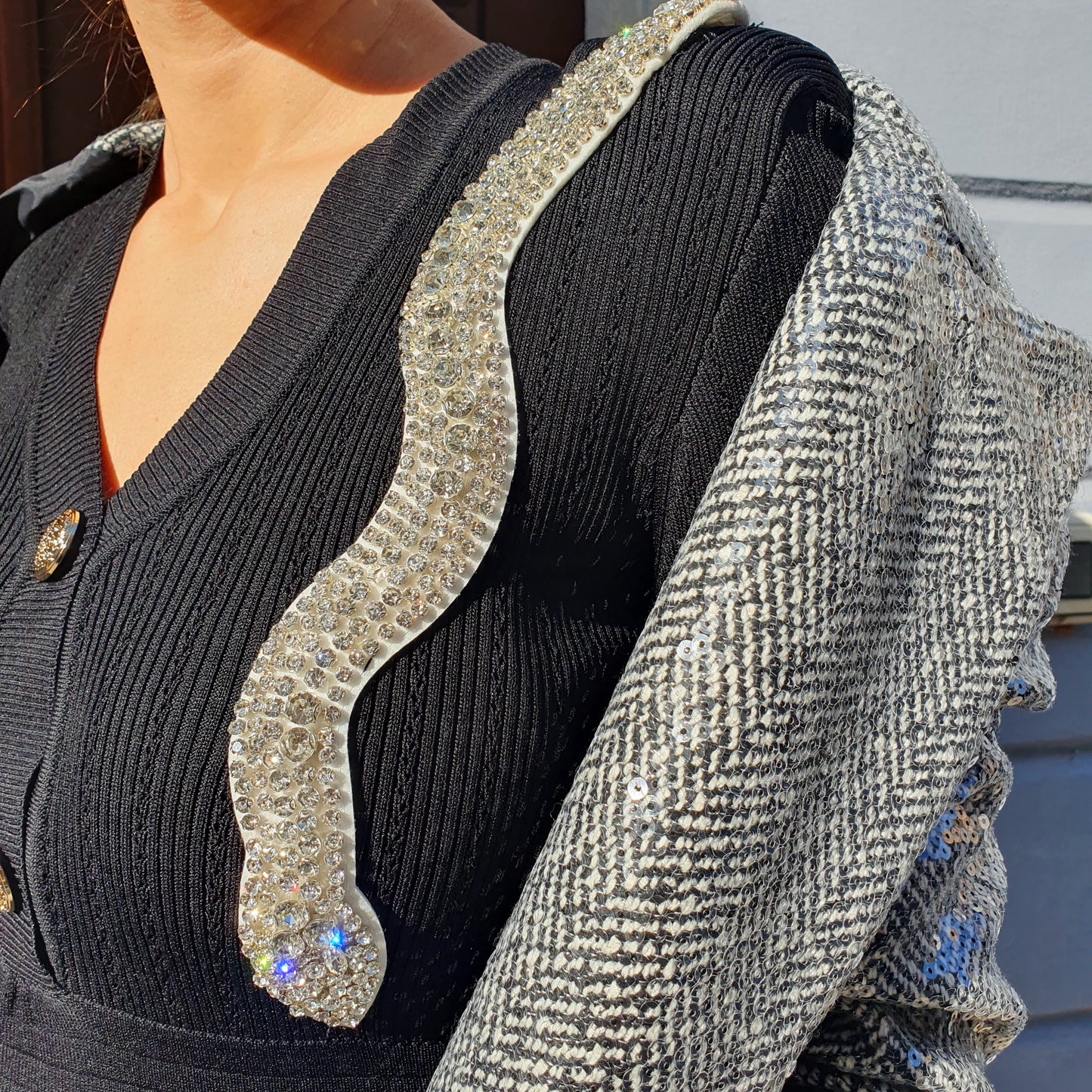 Abito da donna nero con zip e applicazione gioiello, un capo elegante per occasioni speciali a Fossano