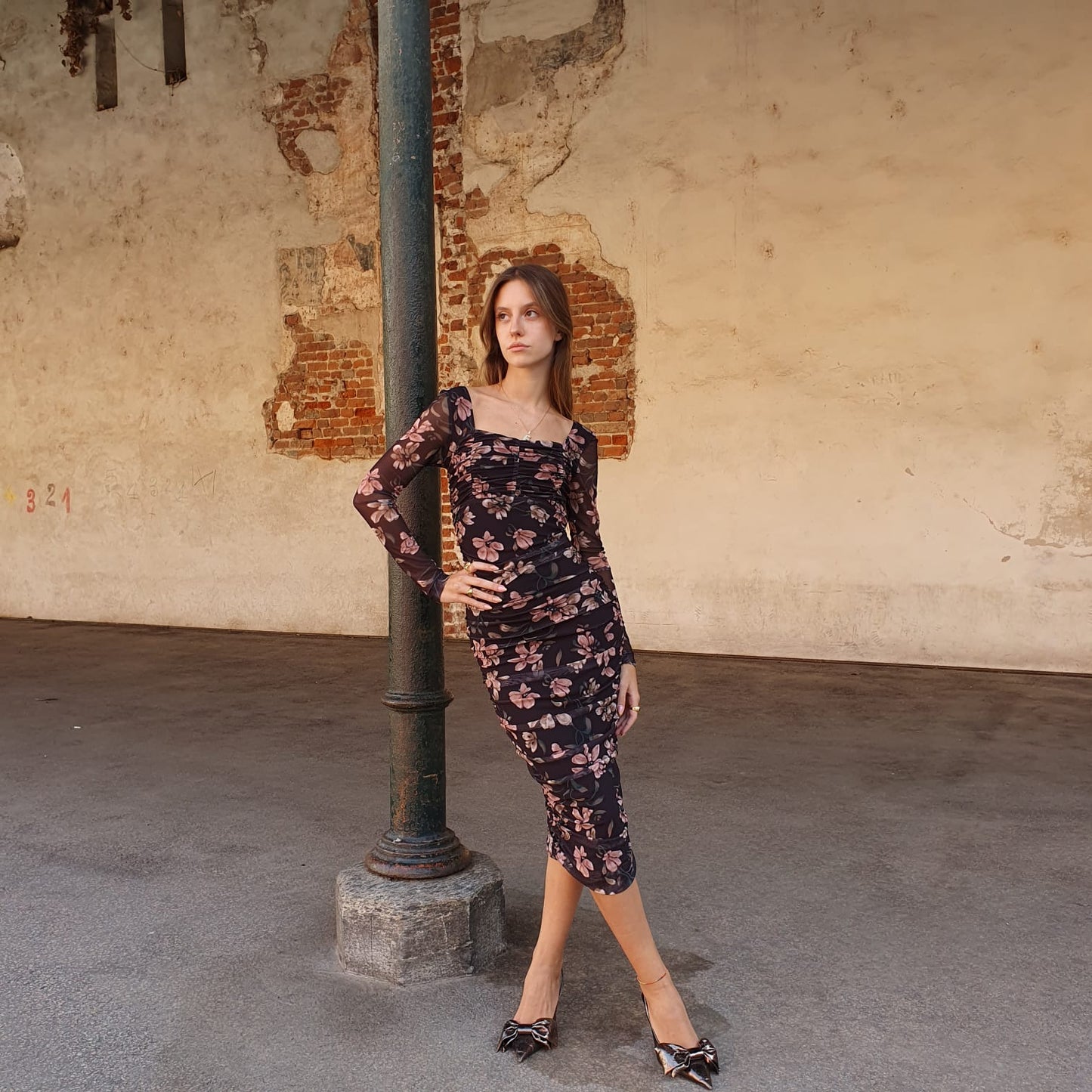 Abito lungo in tulle a fantasia da donna, design elegante e leggero, ideale per cerimonie, feste o eventi speciali.
Disponibile al negozio di abbigliamento a Fossano.