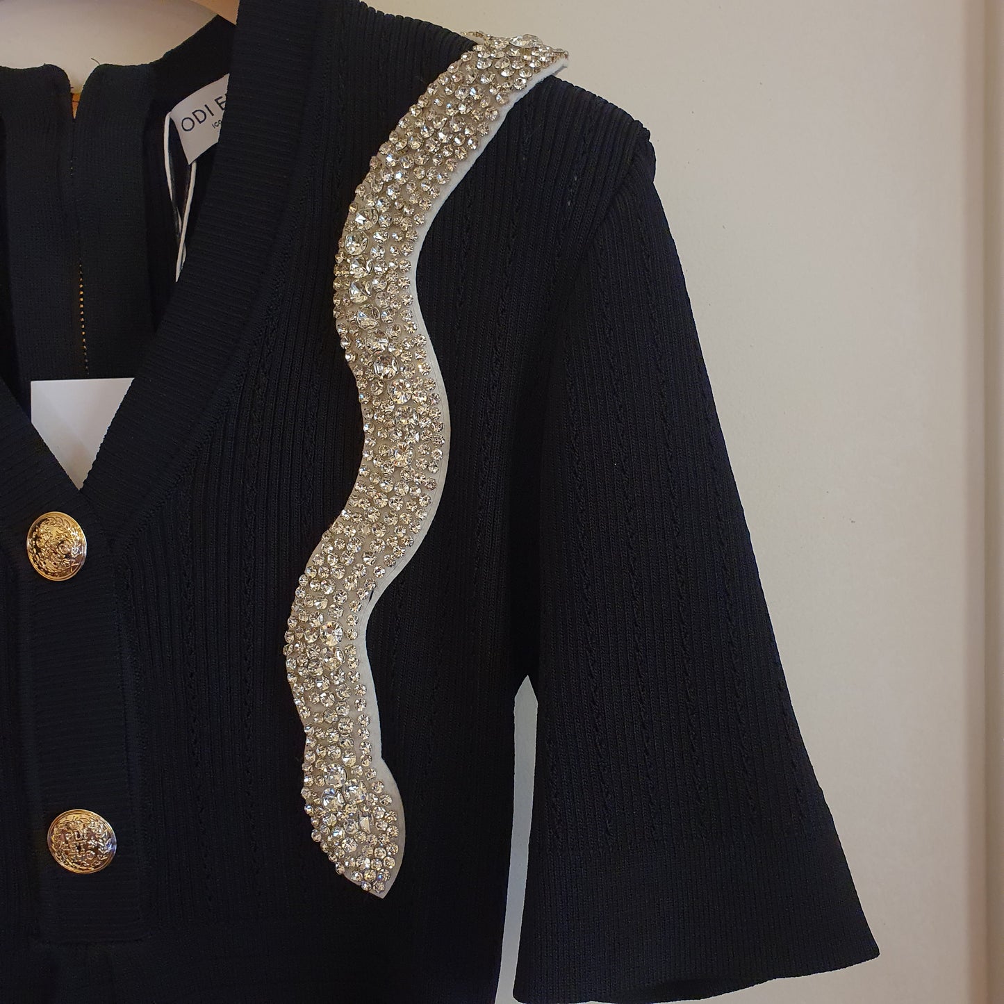 Abito nero con zip e applicazione gioiello, un look chic e moderno per le donne di Fossano
