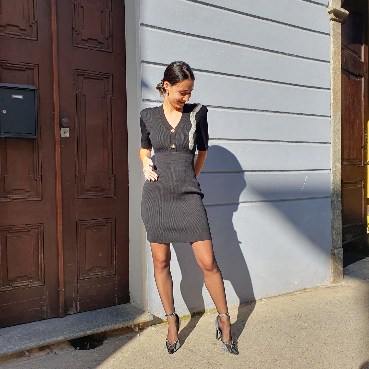 Abito nero da donna con dettagli in gioiello e zip, per un look di classe a Fossano