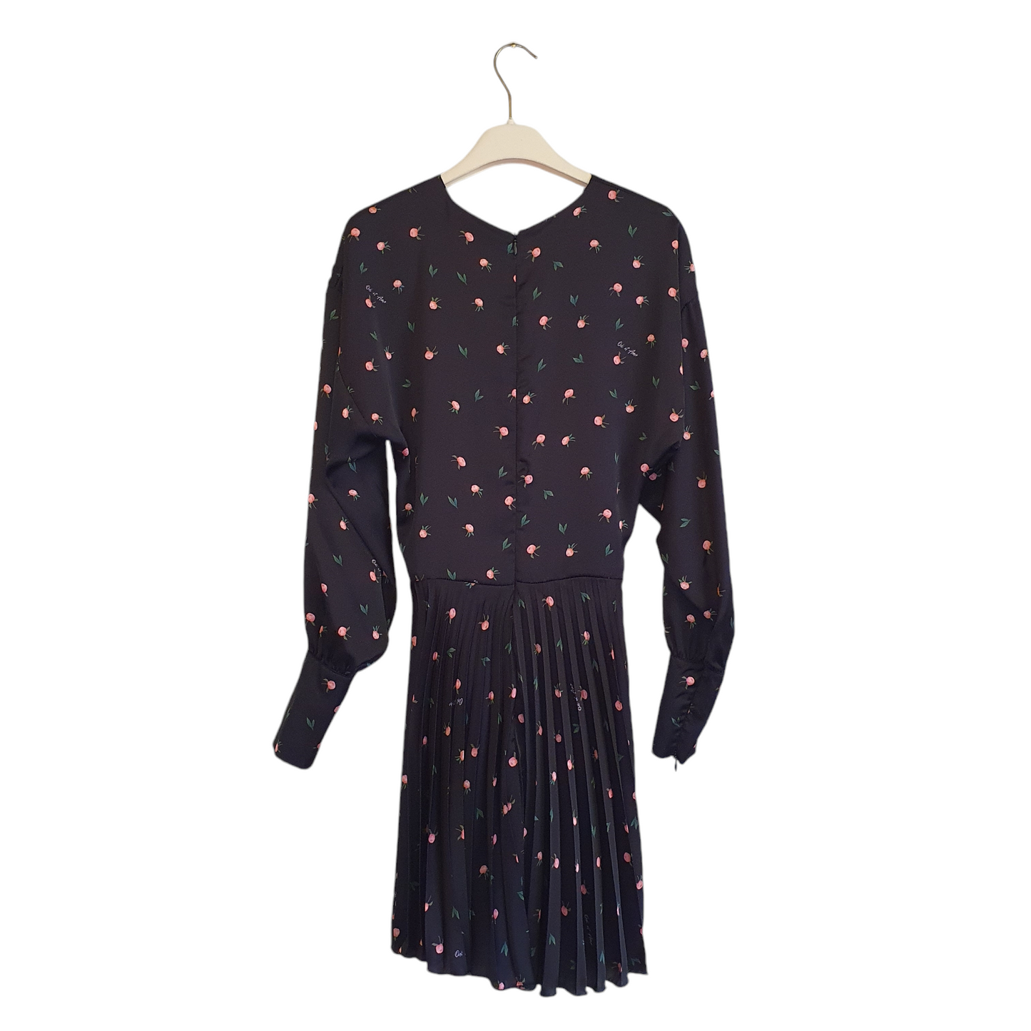 Abito nero plissé a fiori in satin di odi et amo, un look femminile e chic per le donne di Fossano