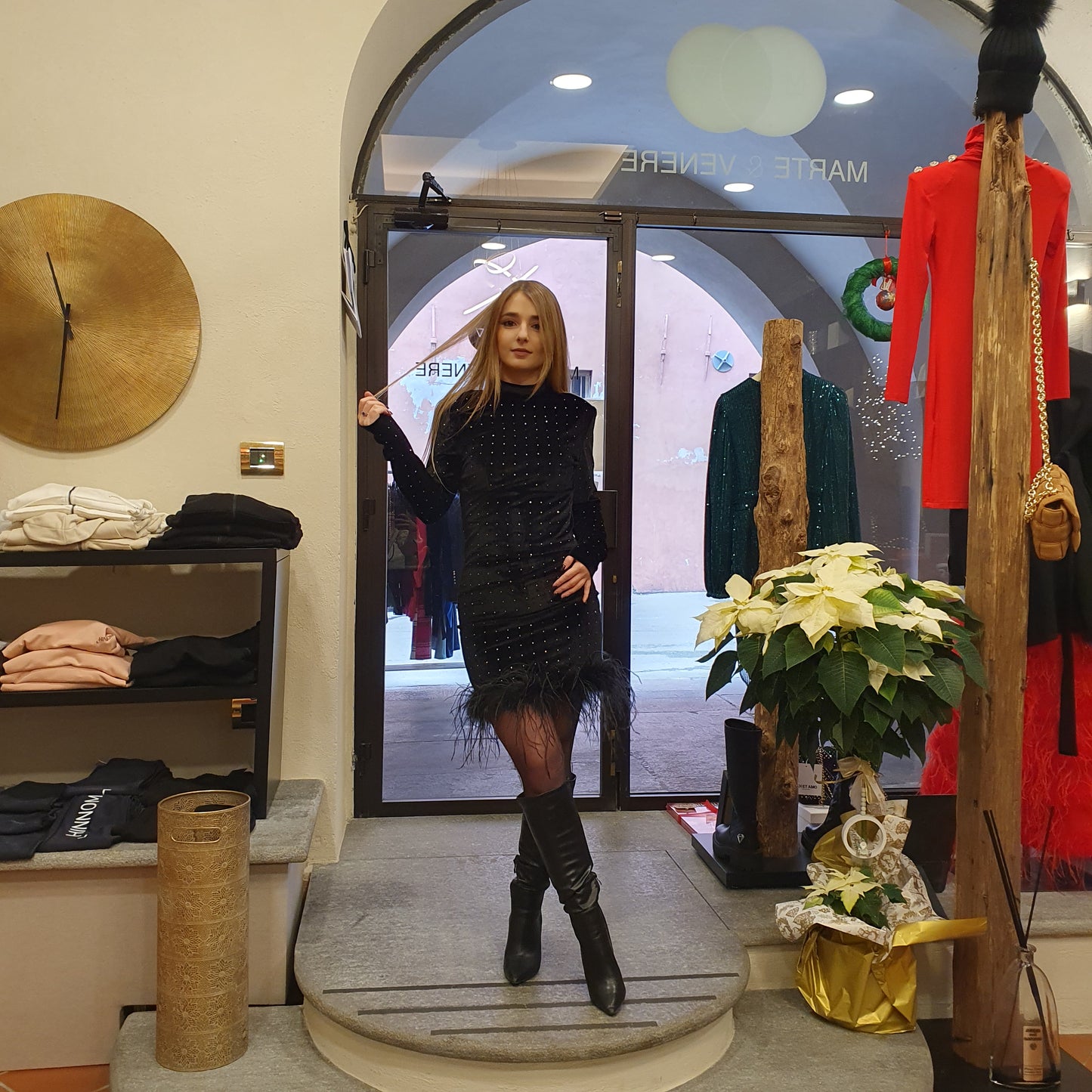Abito velluto nero con strass e piume, manica lunga e lupetto, un look di classe per le donne di Fossano