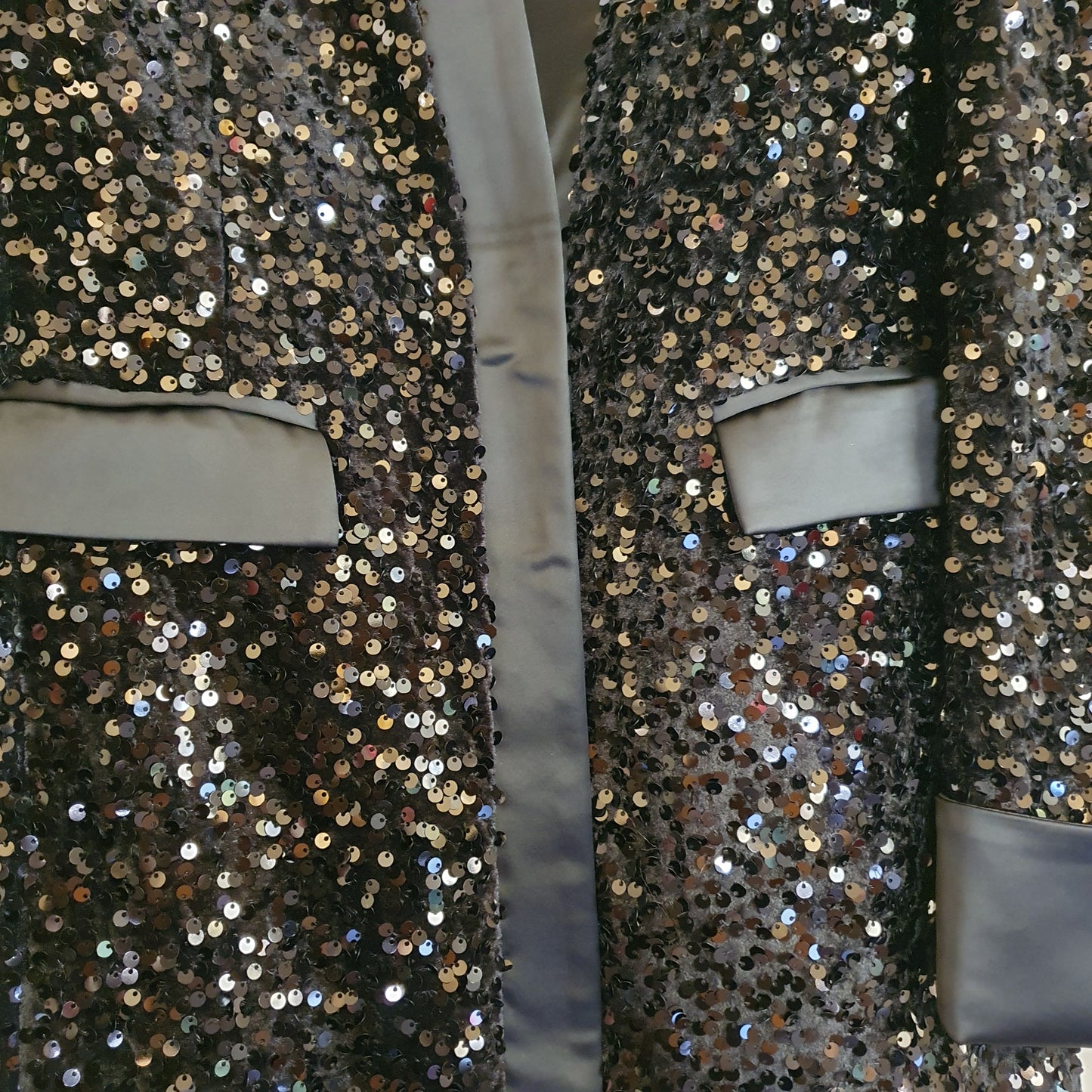 Elegante abito-blazer con paiettes nere di Giulia Nati Couture, un'ottima scelta per le donne di Fossano