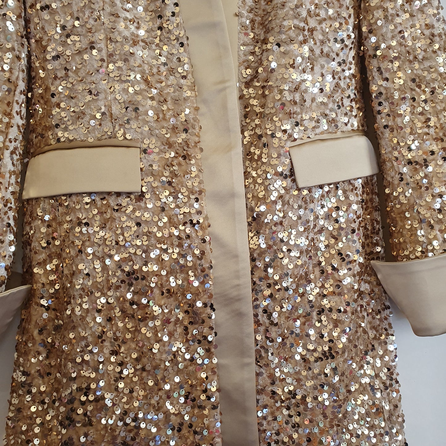 Abito oro con blazer in paiettes di Giulia Nati Couture, un capo esclusivo per le donne di Fossano che amano l'eleganza