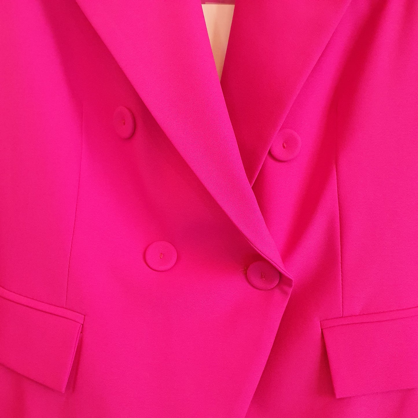 Blazer doppiopetto fucsia di Odi et Amo, un must-have per l'outfit elegante delle donne a Fossano