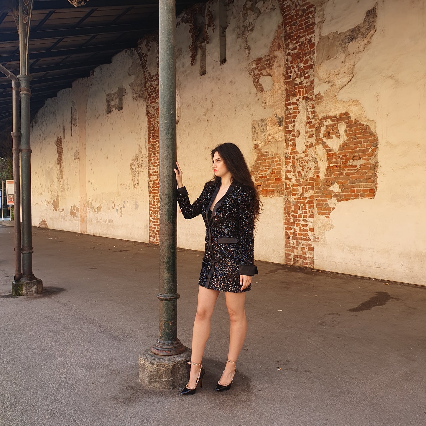 Abito nero con blazer in paiettes di Giulia Nati Couture, per un look chic e luminoso a Fossano