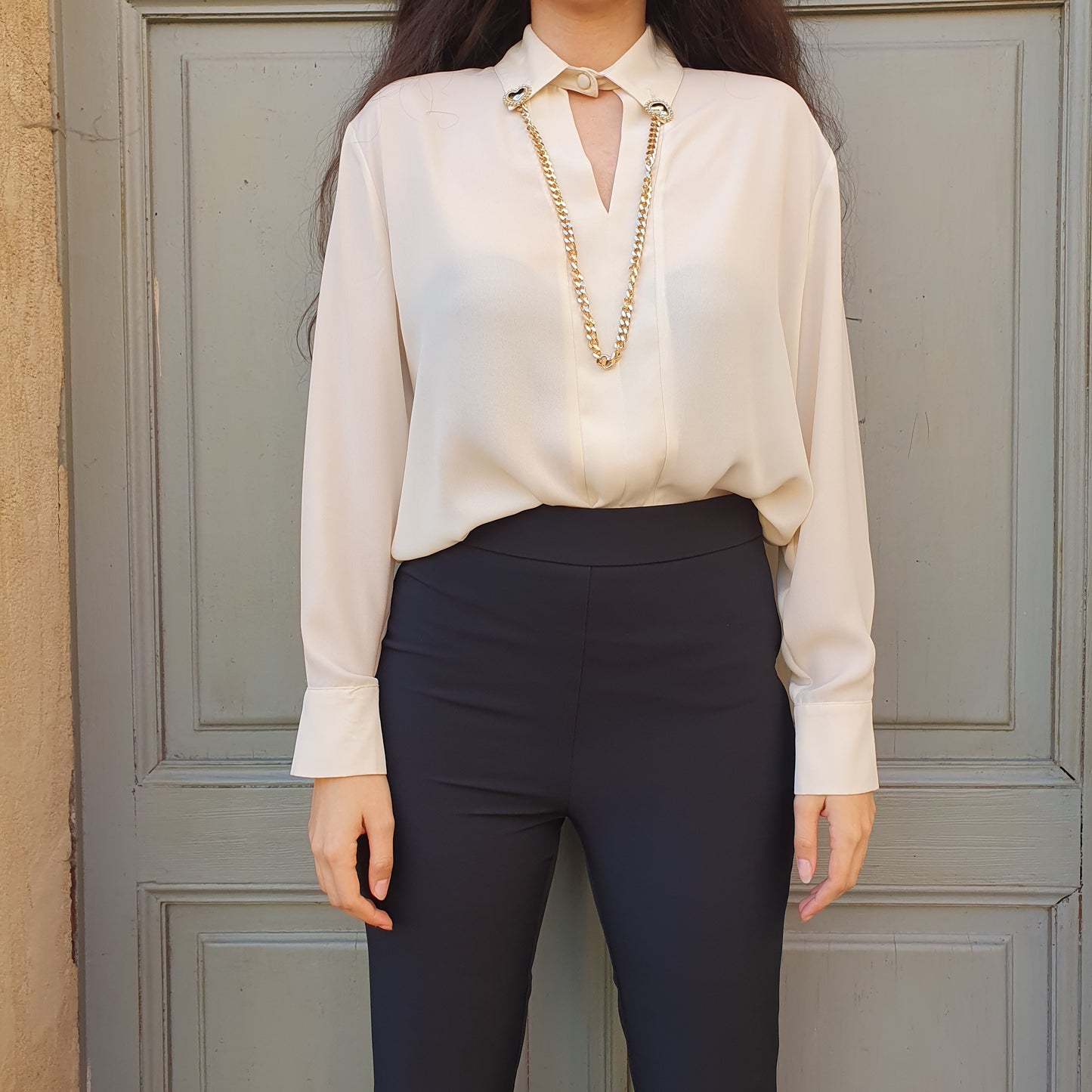 Camicia panna con catena di Odi et Amo, per un look elegante e contemporaneo a Fossano