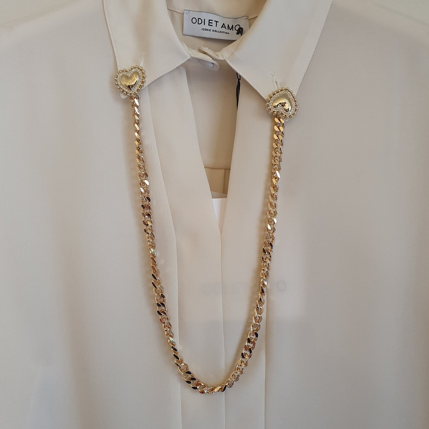 Camicia panna con catena di Odi et Amo, un must-have per un outfit chic a Fossano