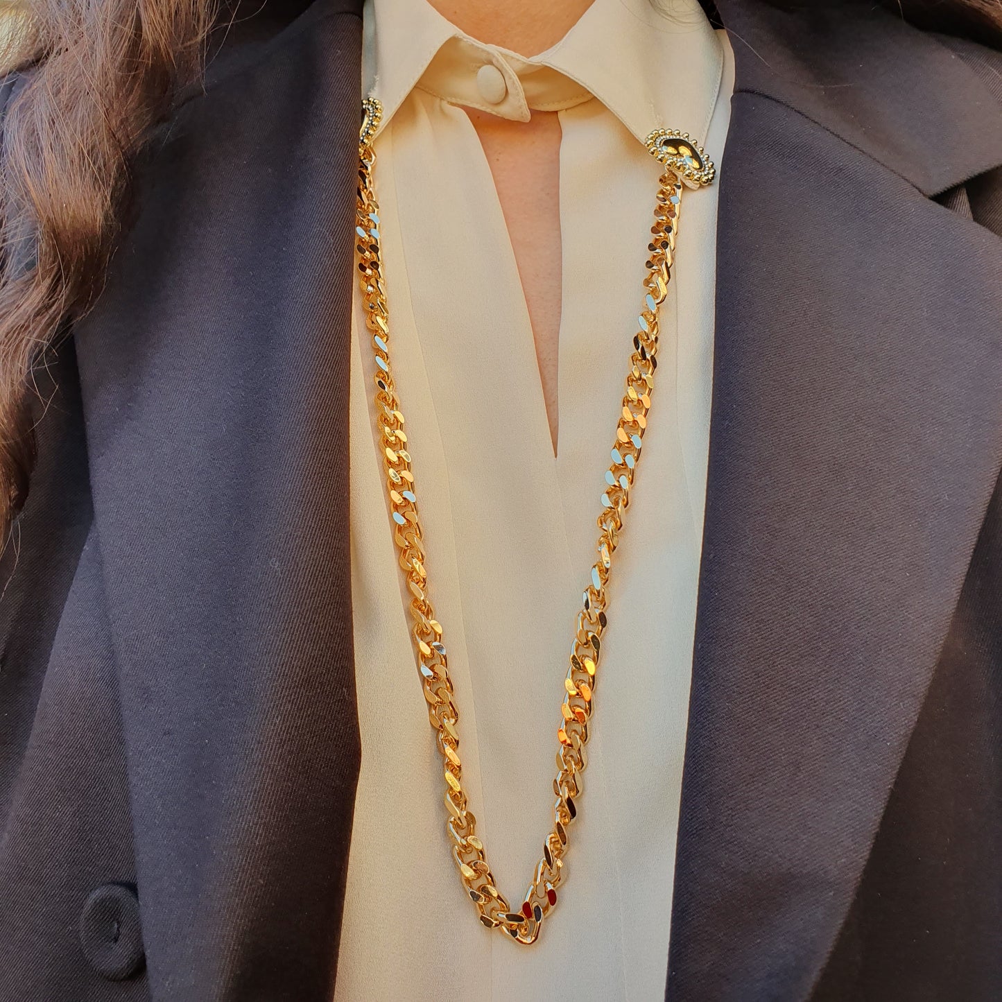 Elegante camicia panna con catena di Odi et Amo, perfetta per le donne di Fossano con un gusto raffinato