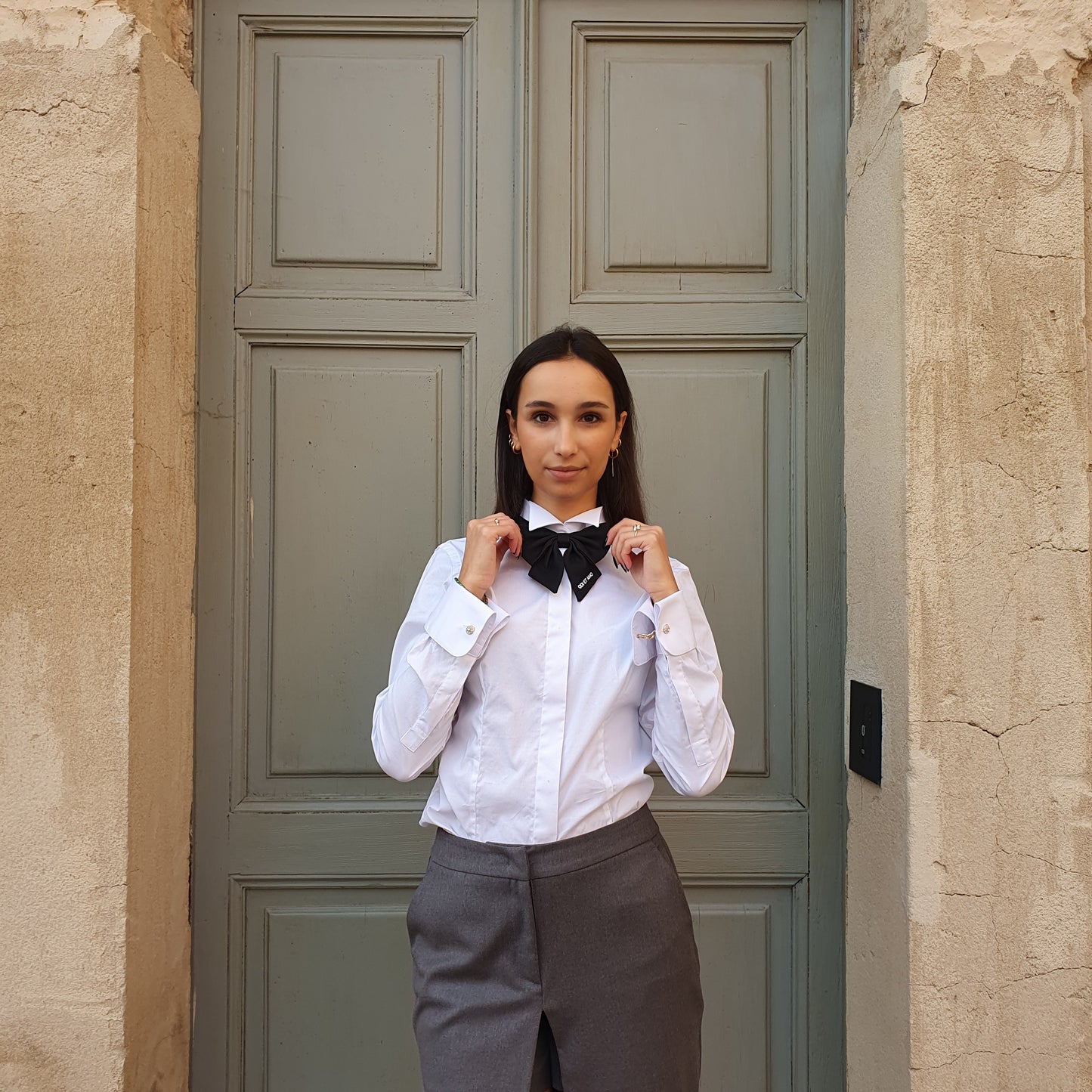 Camicia smoking bianca con papillon nero di Odi et Amo per donna, disponibile a Fossano nel nostro store
.