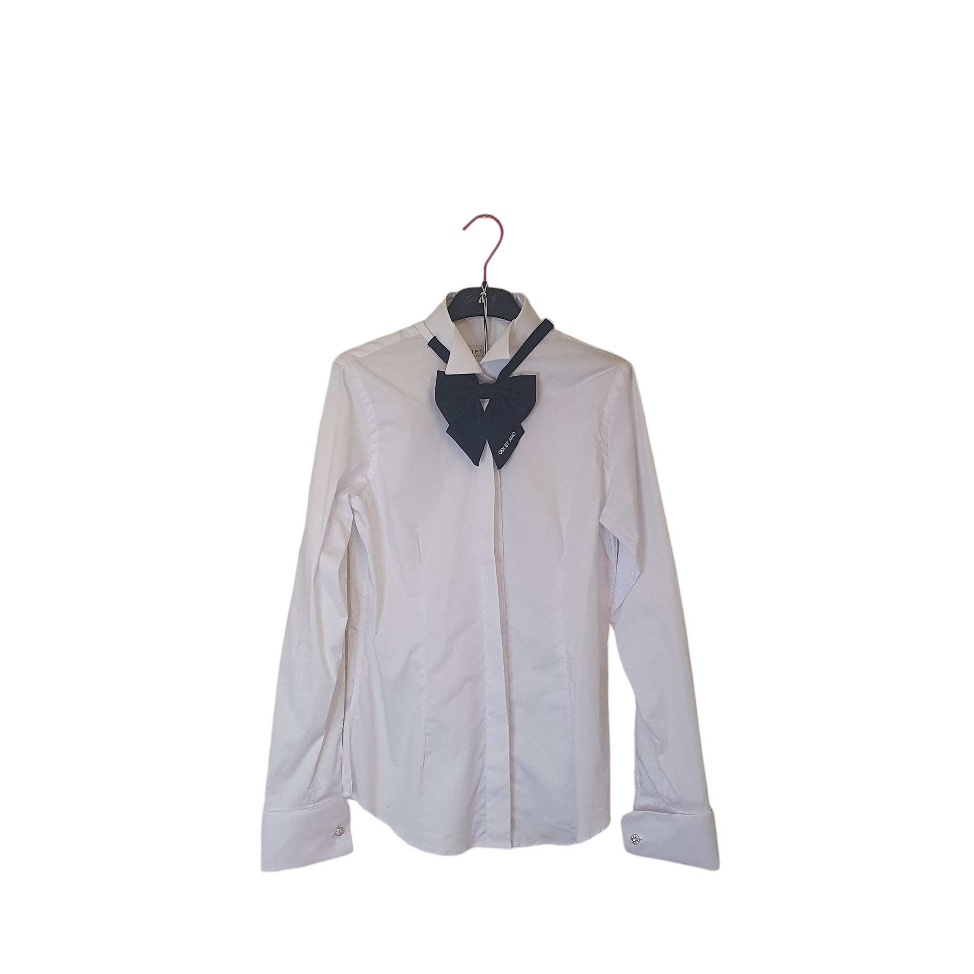 Camicia smoking bianca con papillon nero di Odi et Amo, disponibile a Fossano.