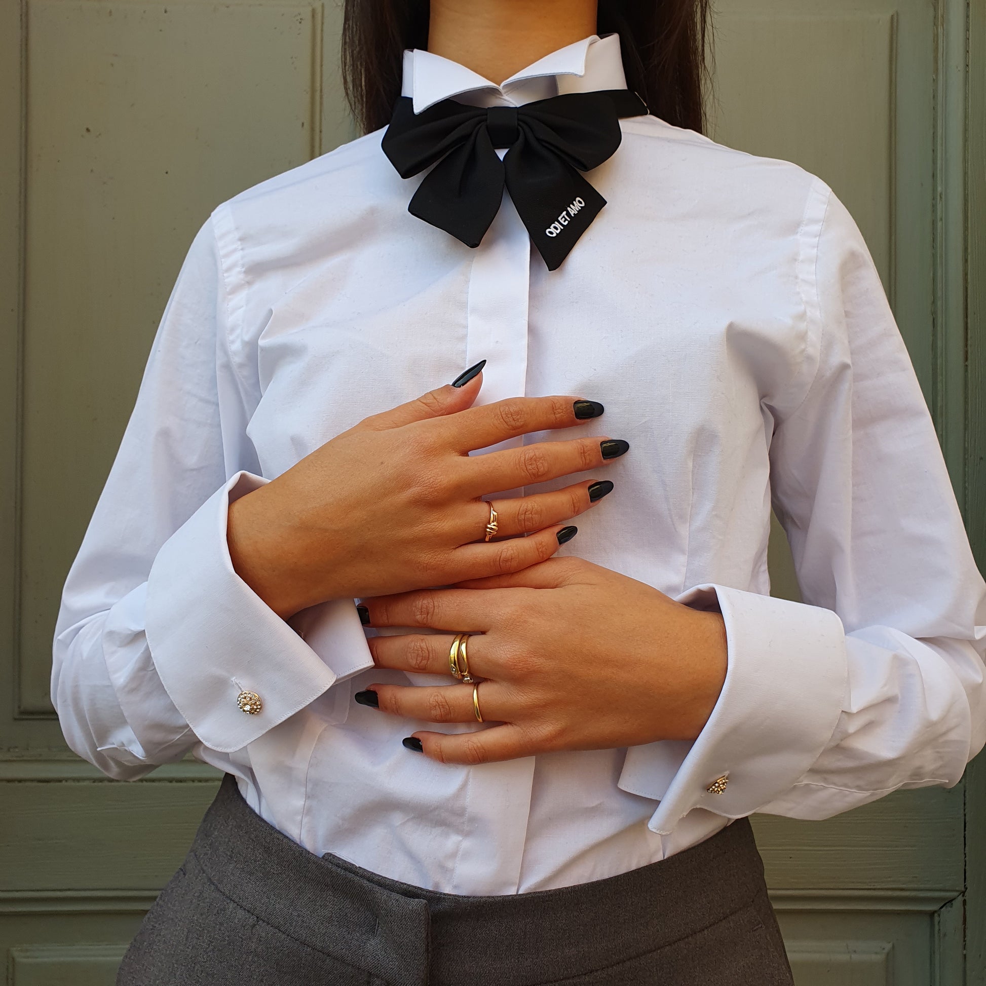 Camicia bianca smoking Odi et Amo con papillon nero per un look sofisticato a Fossano.