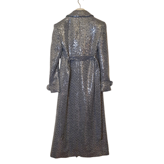 Cappotto lungo argento con cintura in paiettes di Giulia Nati Couture, per una donna sofisticata e di classe a Fossano