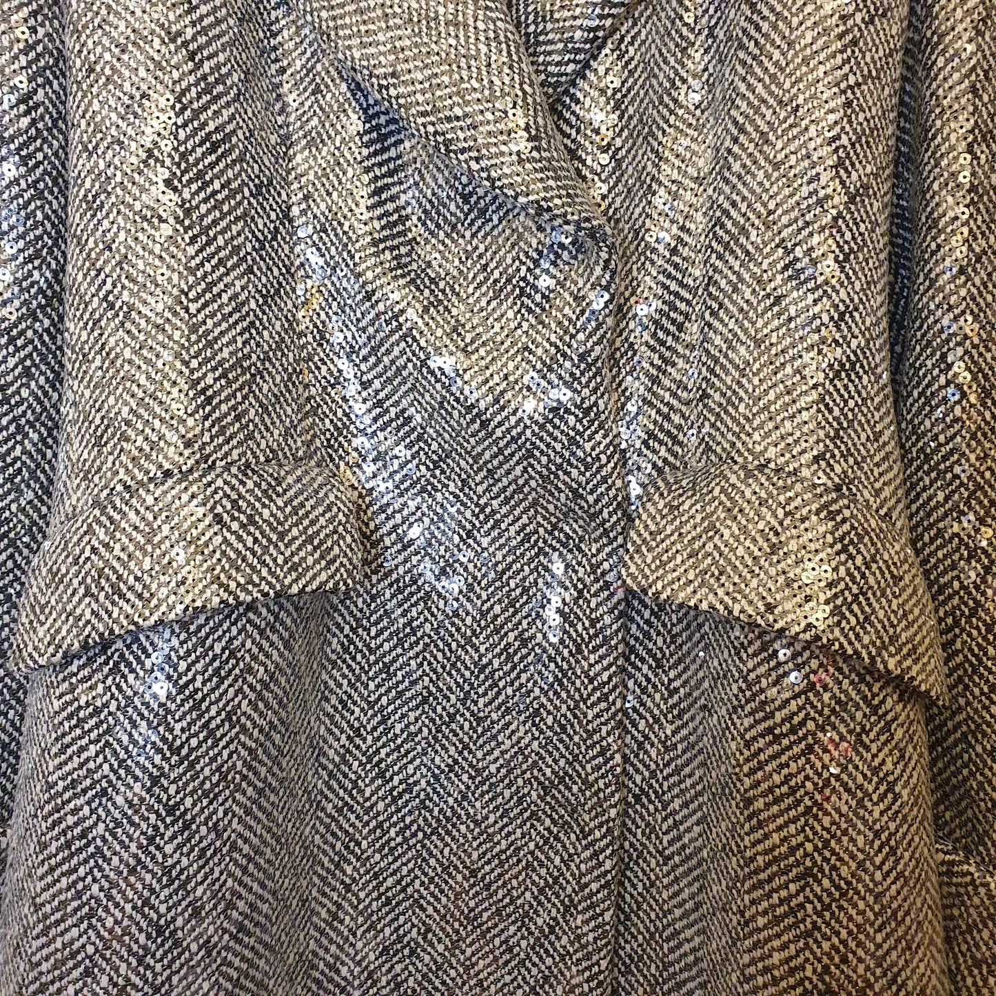 Cappotto in paiettes argento con cintura, Giulia Nati Couture, perfetto per le occasioni eleganti a Fossano