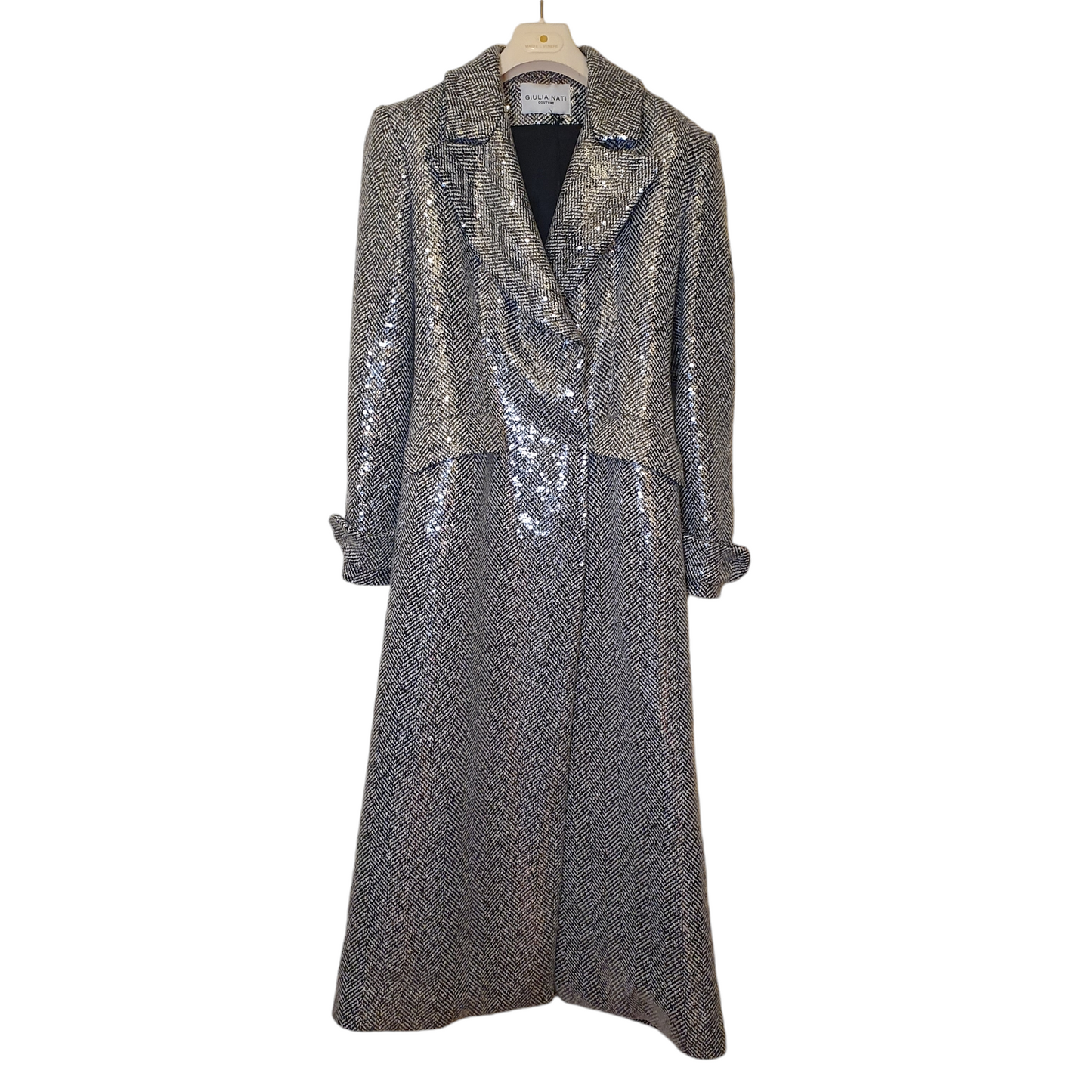 Cappotto lungo in paiettes argento con cintura di Giulia Nati Couture, elegante e raffinato per un look esclusivo a Fossano