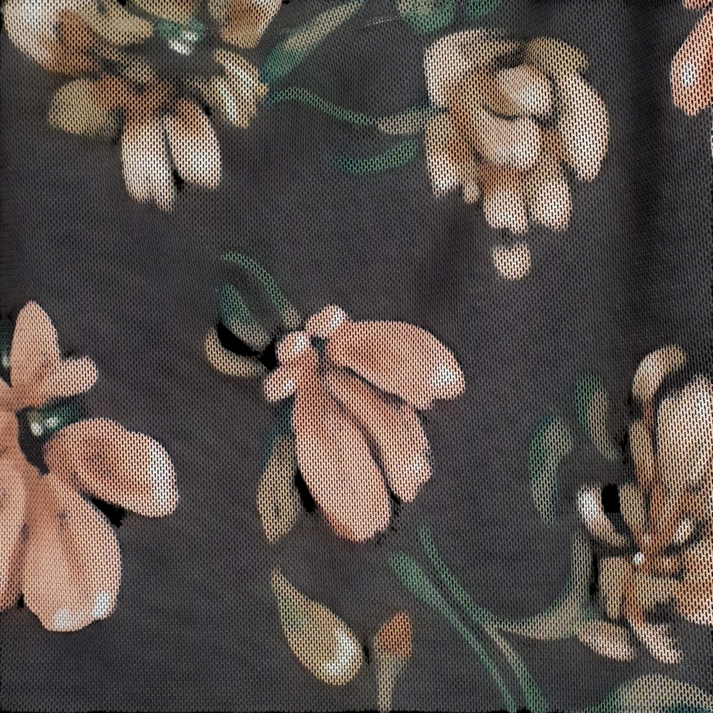 Dettaglio tulle a fantasia da donna, design elegante e leggero, ideale per cerimonie, feste o eventi speciali.
Disponibile nello store di abbigliamento a Fossano.