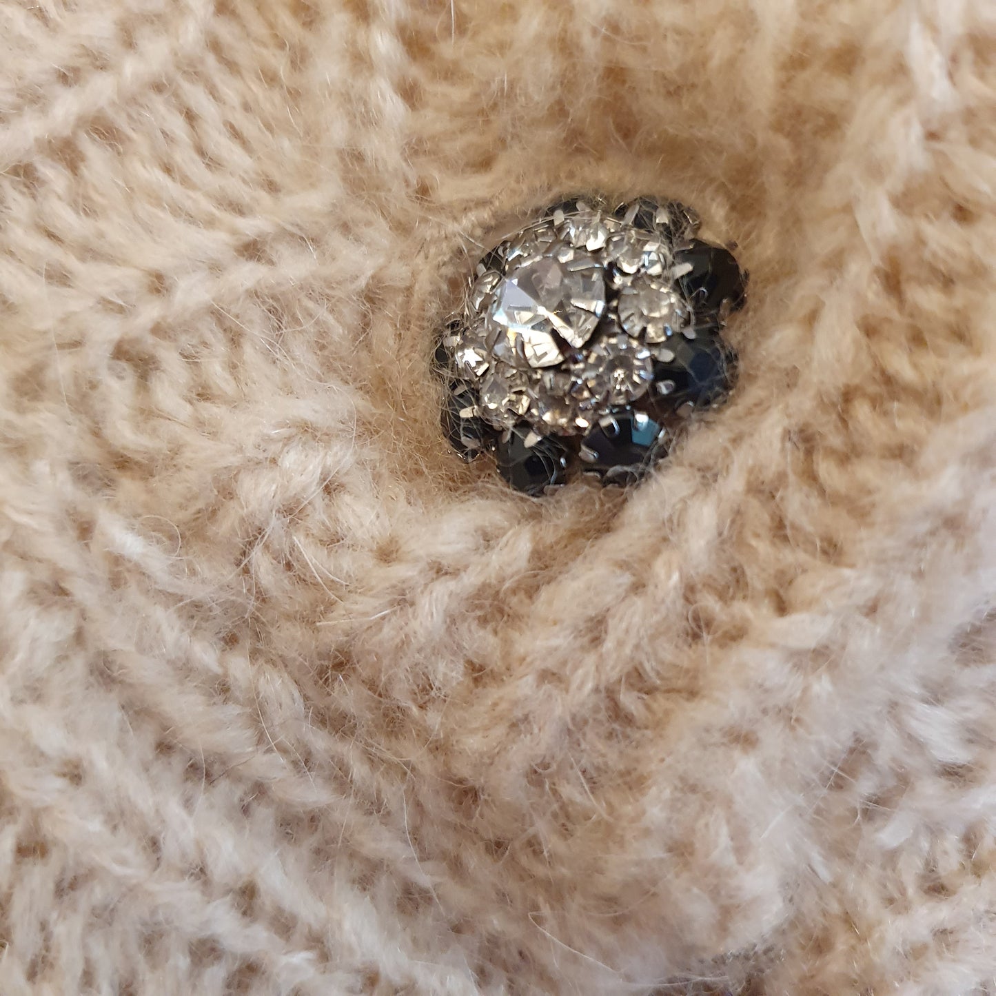 Cardigan beige da donna Dimora con bottoni gioiello, per un tocco di eleganza quotidiana a Fossano