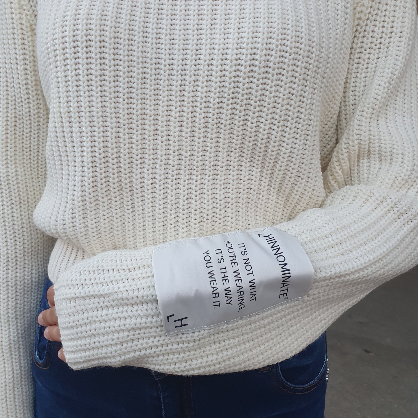 Maglione donna crop bianco con collo alto e lavorazione a costa di Hinnominate, un capo versatile e trendy a Fossano