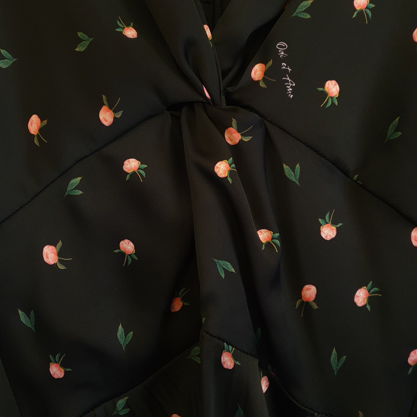 Elegante abito Merylin nero con fiori plissé in satin, perfetto per un evento speciale a Fossano