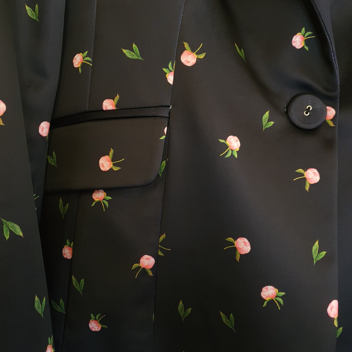 Blazer da donna nero a fiori in satin di odi et amo, perfetto per un look raffinato e originale a Fossano