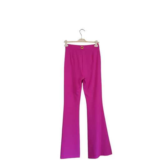 Pantaloni a zampa fucsia in tessuto tecnico di Odi et Amo, un capo ideale per le donne di Fossano