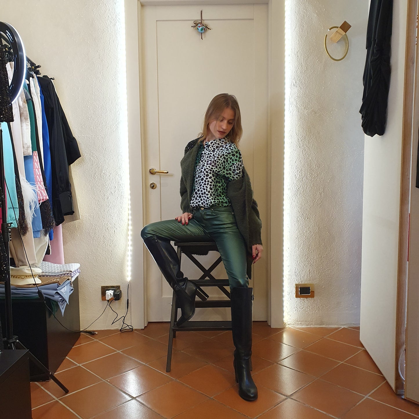 Eleganti pantaloni in similpelle verde della met, ideale per la moda femminile di Fossano