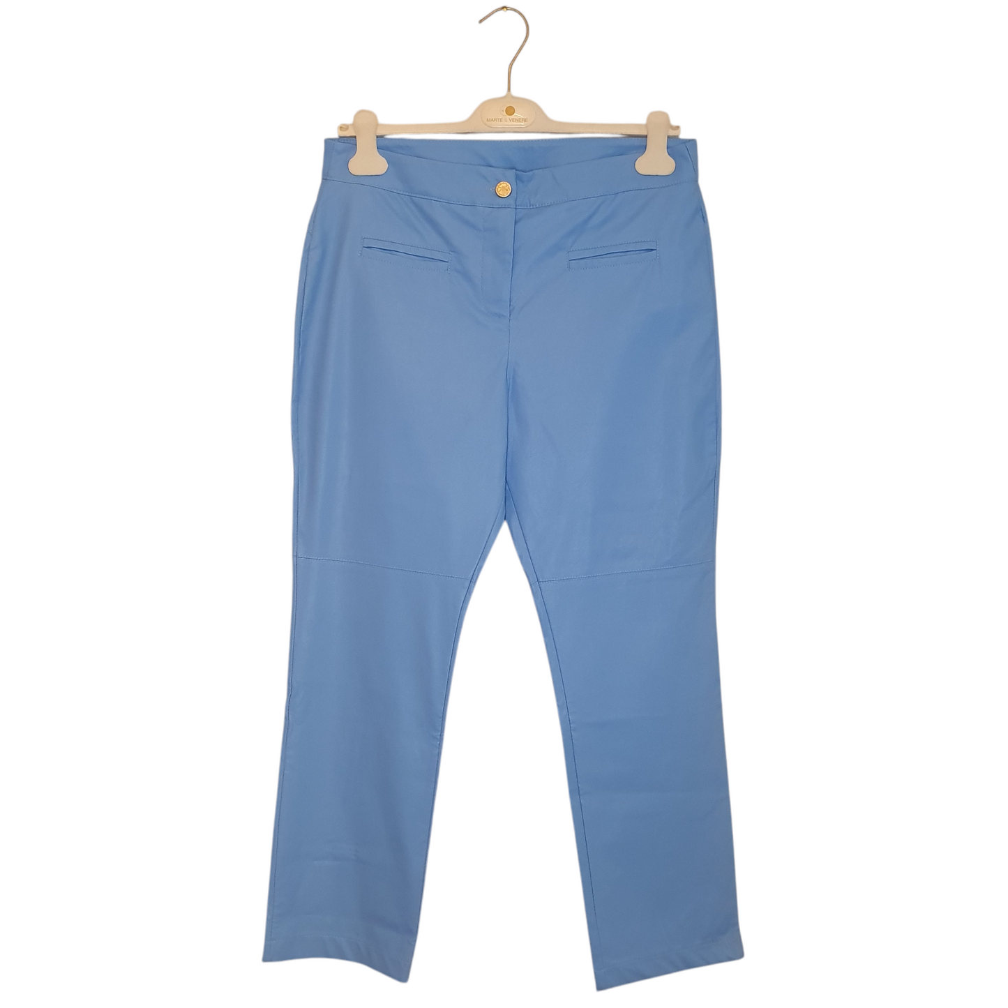 Pantaloni in similpelle color azzurro della Lakoré, un capo elegante e moderno per le donne di Fossano
