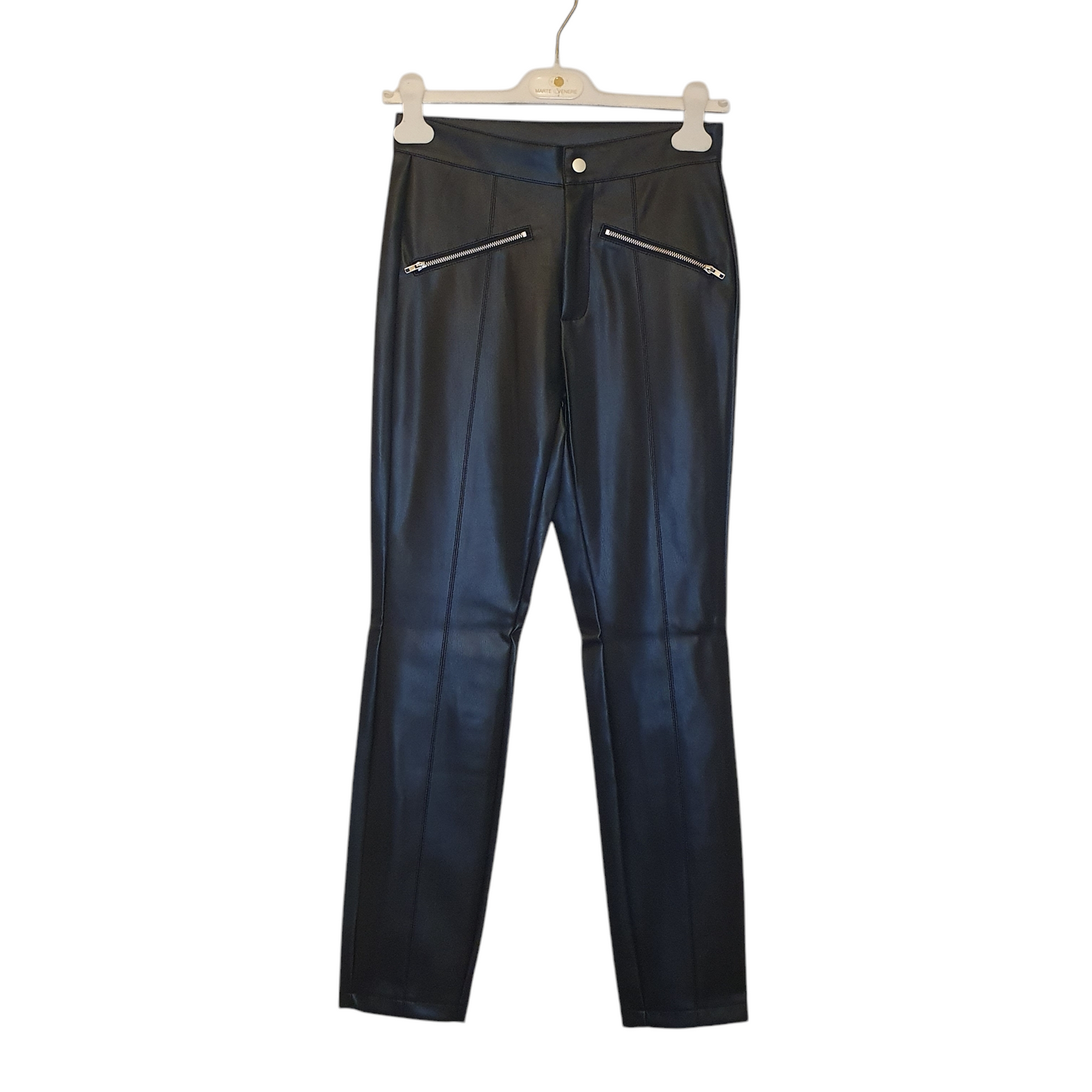 Pantaloni in similpelle color nero della voliere, un capo elegante e moderno per le donne di Fossano