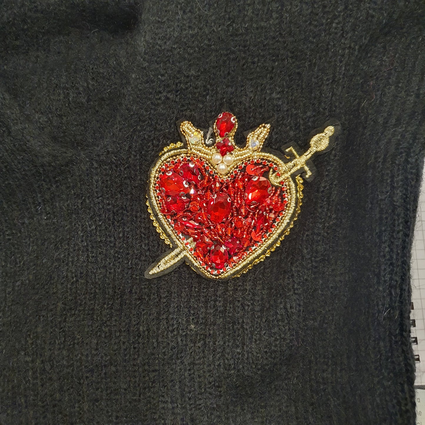 Pullover nero con dettagli applicati e scollo a V di Odi et Amo, ideale per ogni occasione a Fossano