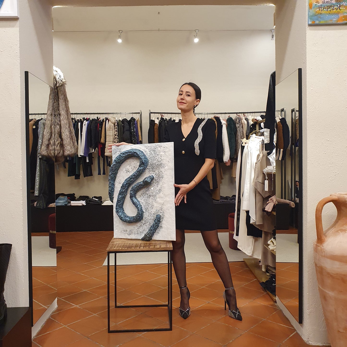 Abito nero con zip e applicazione gioiello di Odi et Amo, un'ottima scelta per le donne di Fossano che cercano eleganza