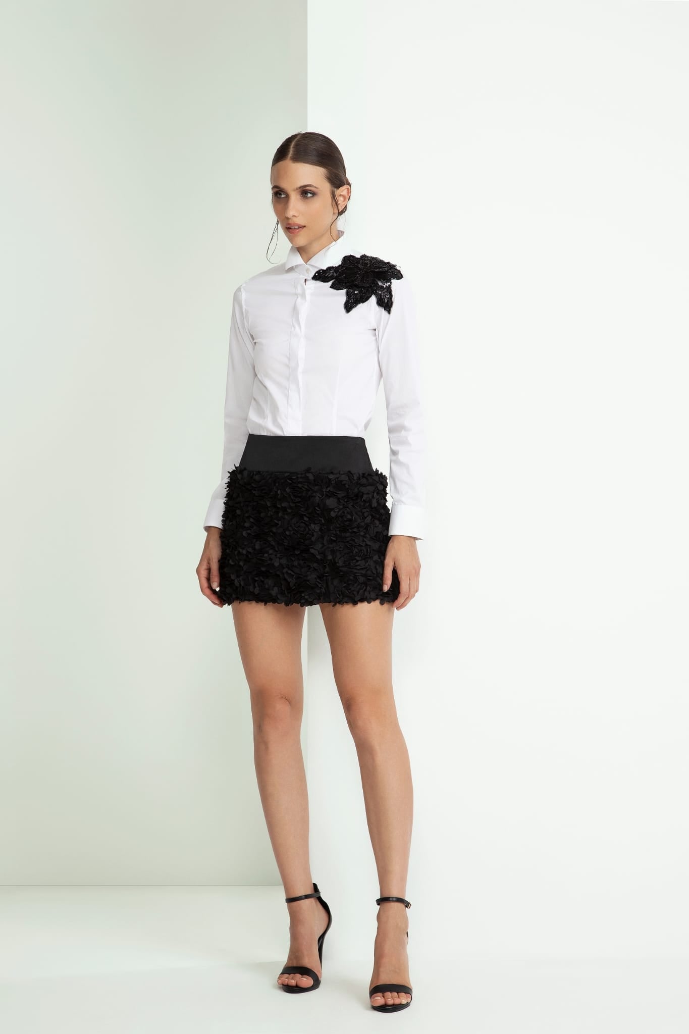Camicia bianca con fiore