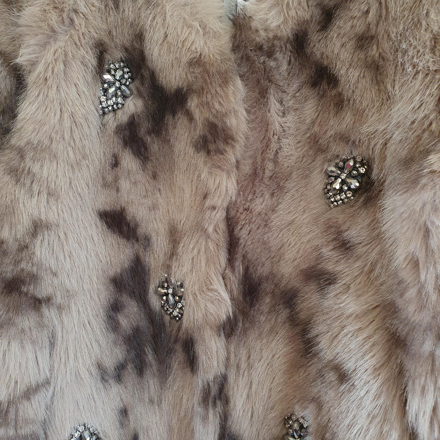 Ecopelliccia beige con strass