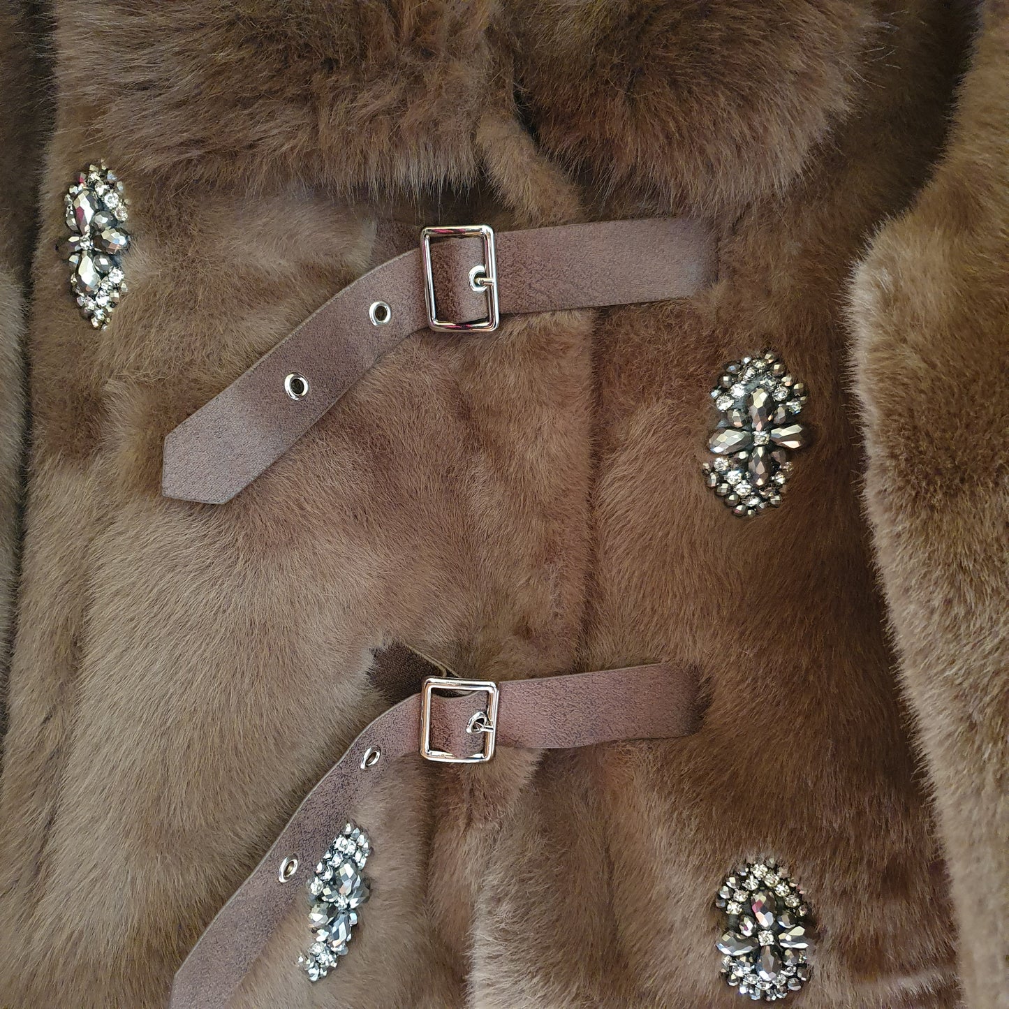 Ecopelliccia marrone con patch