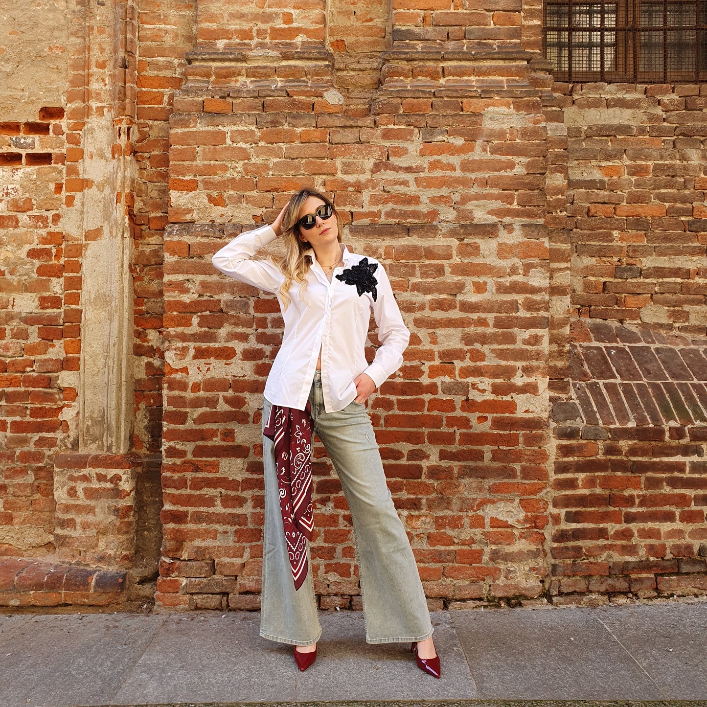 Camicia bianca con fiore