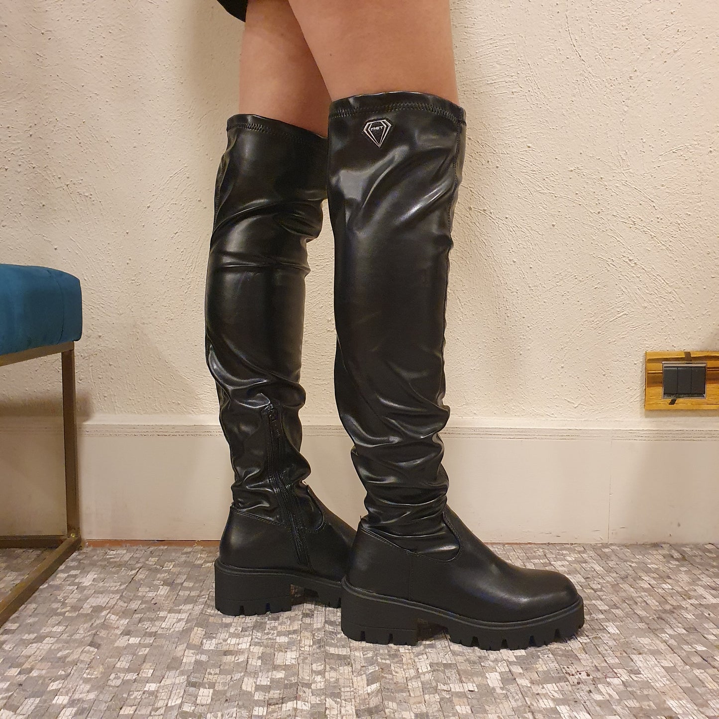 Stivale in pelle alto da donna, ideale per un outfit sofisticato a Fossano