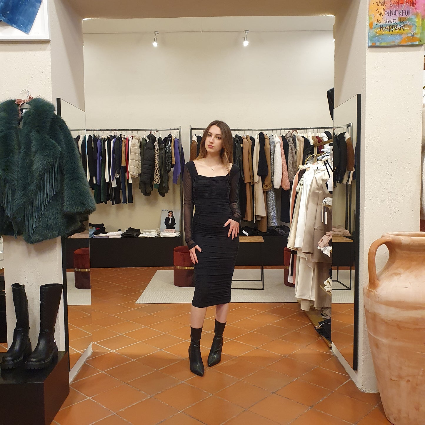 Tubino nero manica lunga con scollo a cuore arricciato, perfetto per occasioni speciali a Fossano