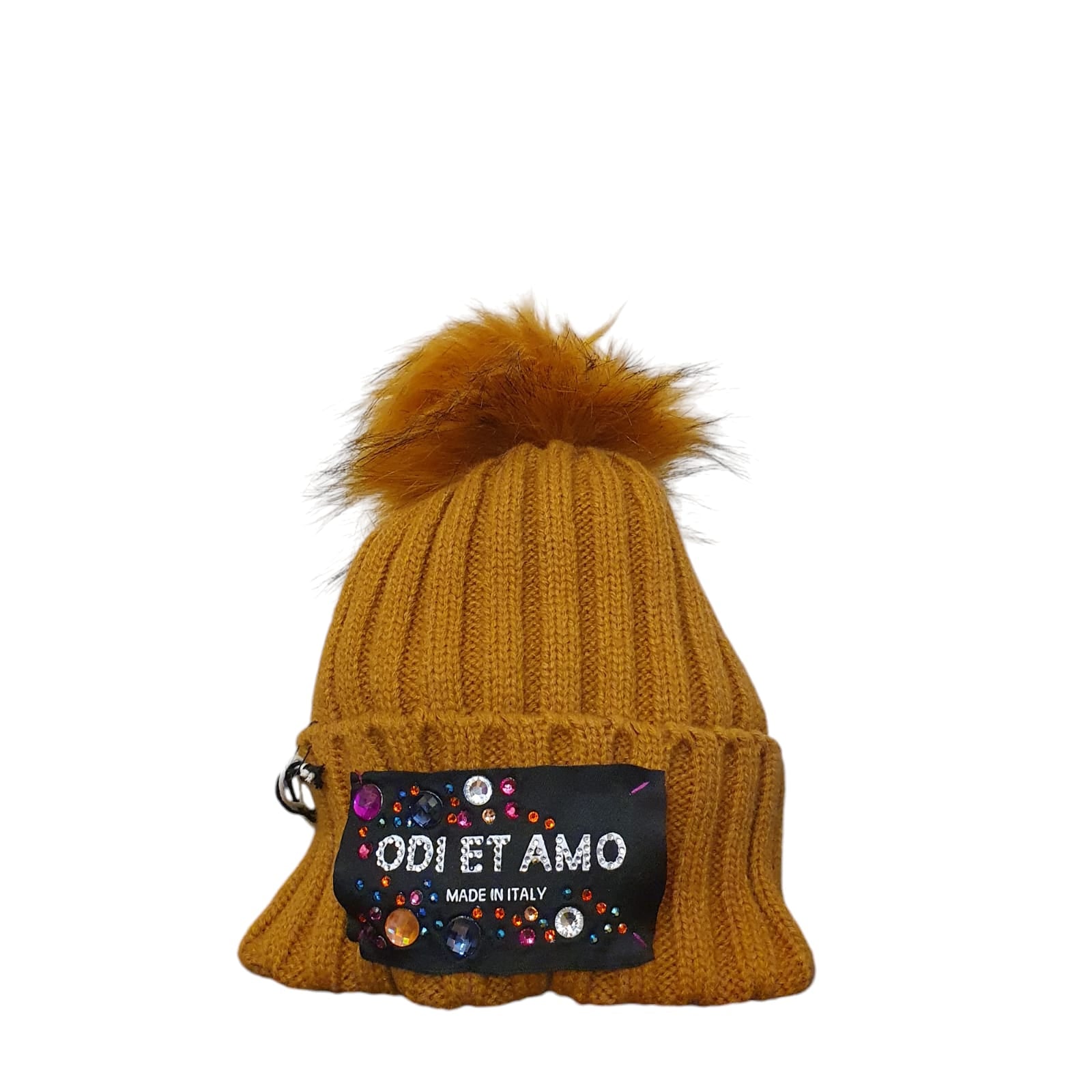 Cappello con pon pon ideale per completare outfit casual. Disponibile nello store di abbigliamento a Fossano.