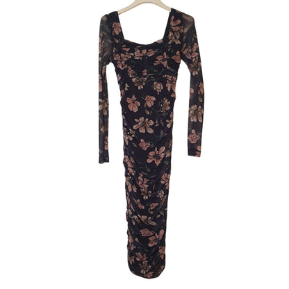 Abito corto in tulle a fantasia da donna, design elegante e leggero, ideale per cerimonie, feste o eventi speciali. Disponibile nello store di abbigliamento a Fossano.