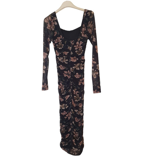 Abito in tulle a fantasia con fiori rosa da donna, design elegante e leggero, ideale per cerimonie, feste o eventi speciali. Disponibile nello store di abbigliamento a Fossano.