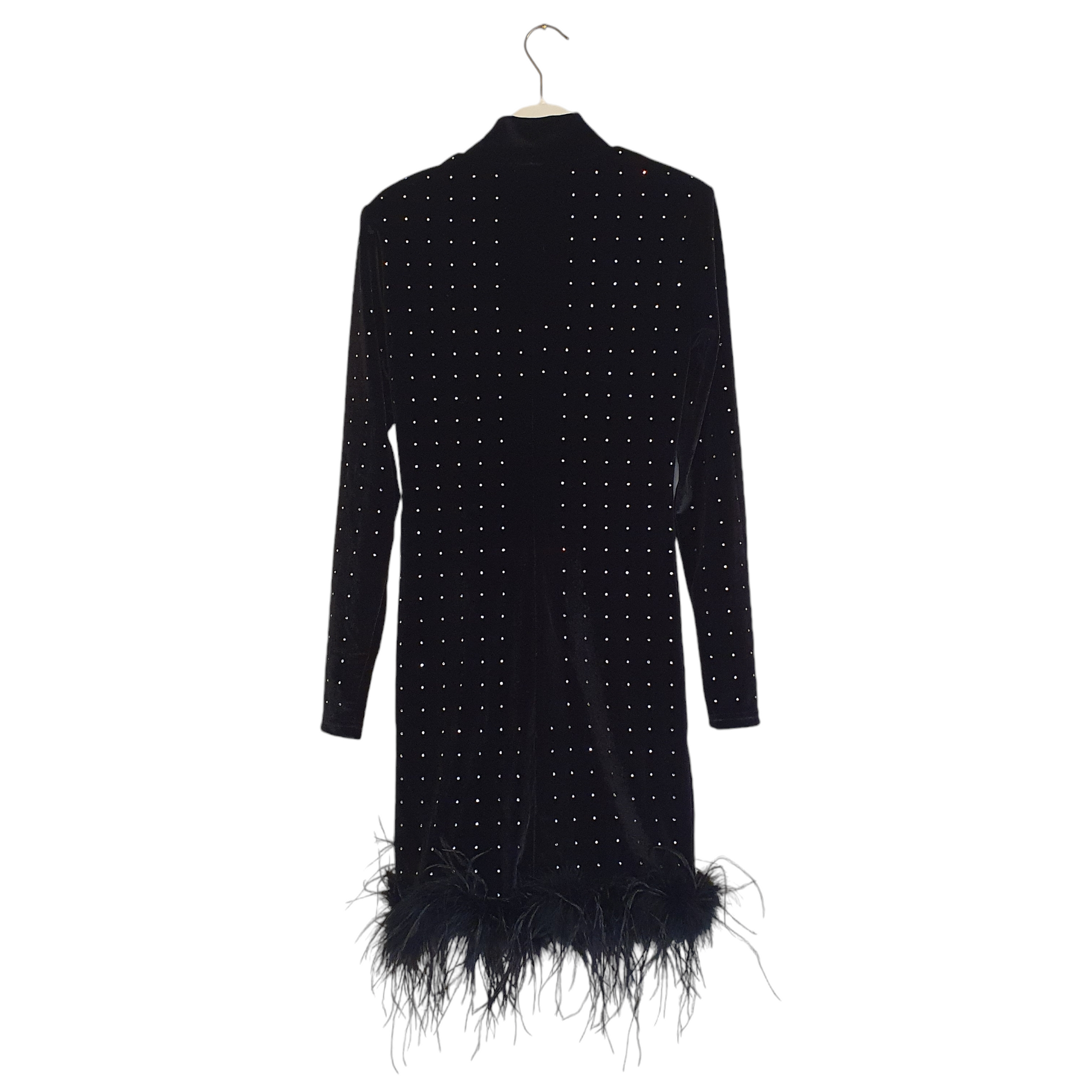 Elegante abito nero in velluto con strass e piume, manica lunga e lupetto, per un outfit sofisticato a Fossano
