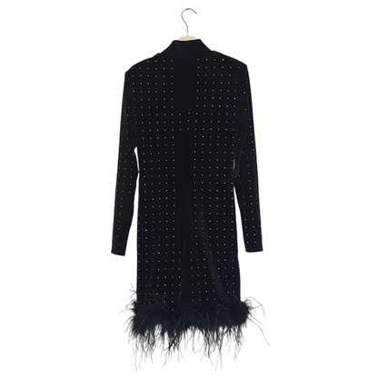 Elegante abito nero in velluto con strass e piume, manica lunga e lupetto, per un outfit sofisticato a Fossano
