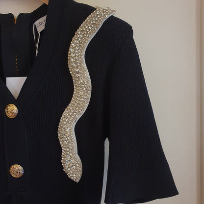 Abito nero con zip e applicazione gioiello, un look chic e moderno per le donne di Fossano
