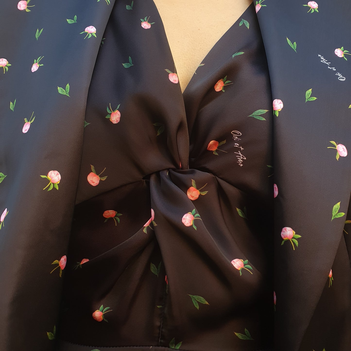 Abito da donna Merylin a fiori plissé in satin nero, ideale per un outfit elegante e raffinato a Fossano
