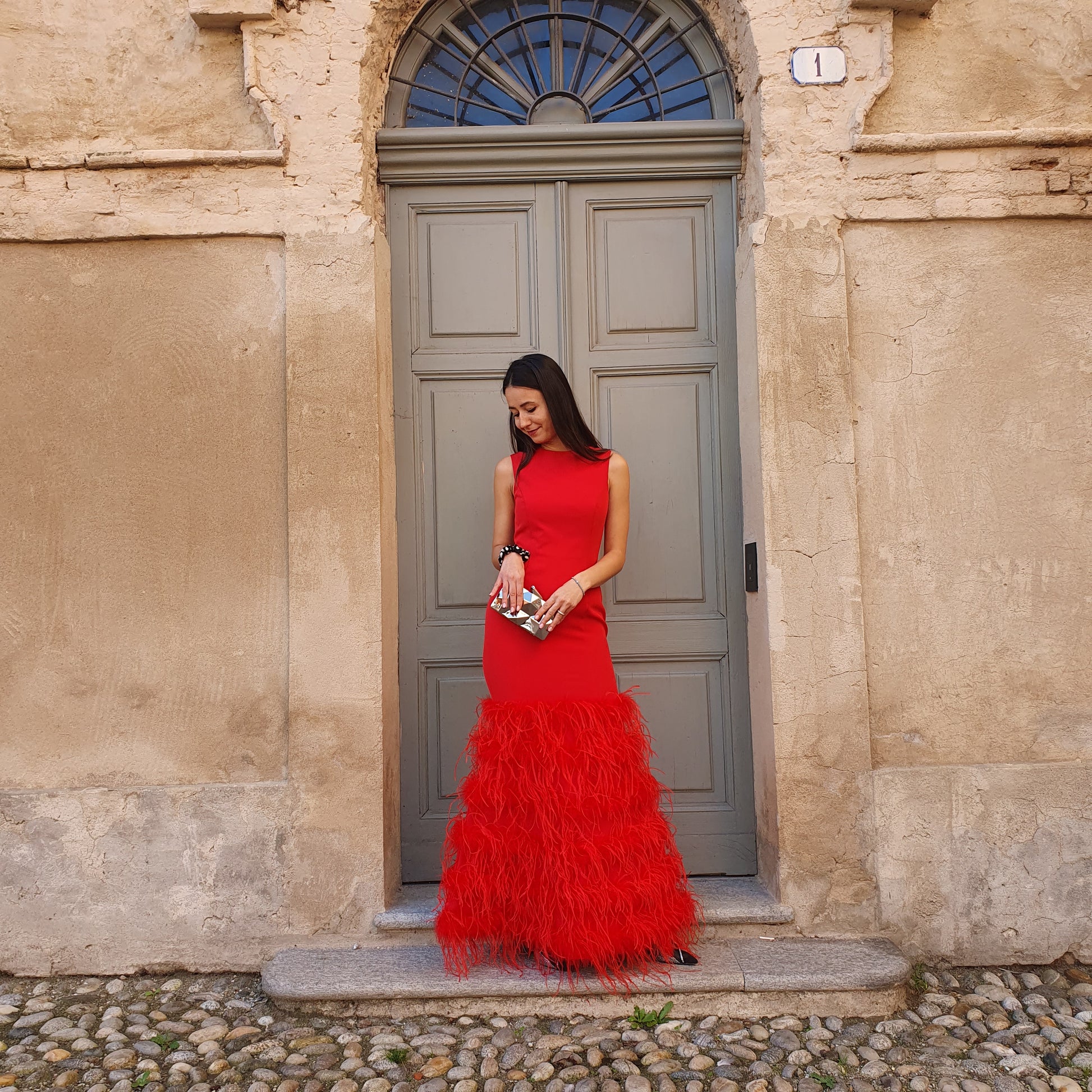 Abito rosso elegante con dettagli in piume di Giulia N Couture perfetto per serate glamour a Fossano
