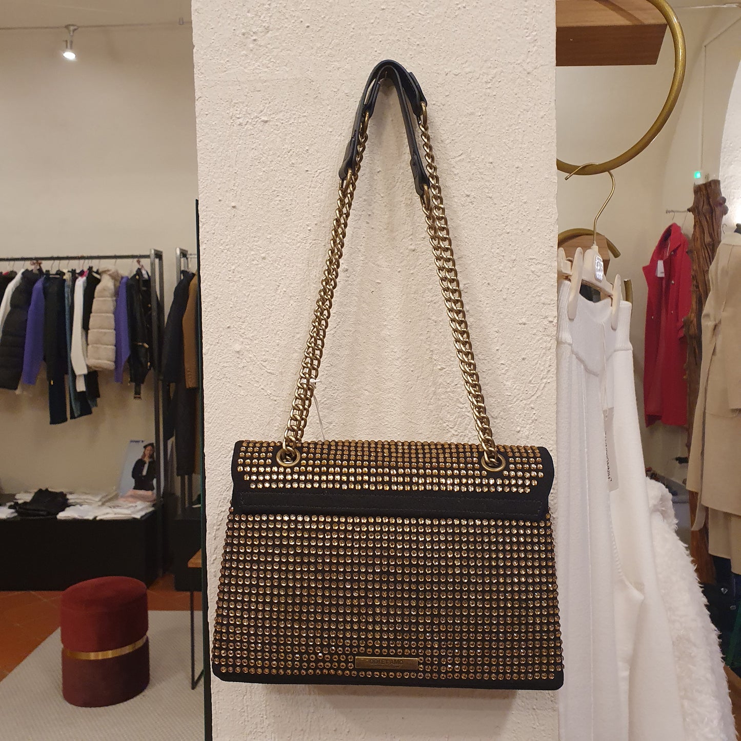 Bag nera con strass oro, ecopelle e tessuto, firmata Odi et Amo, per un look brillante e stiloso a Fossano