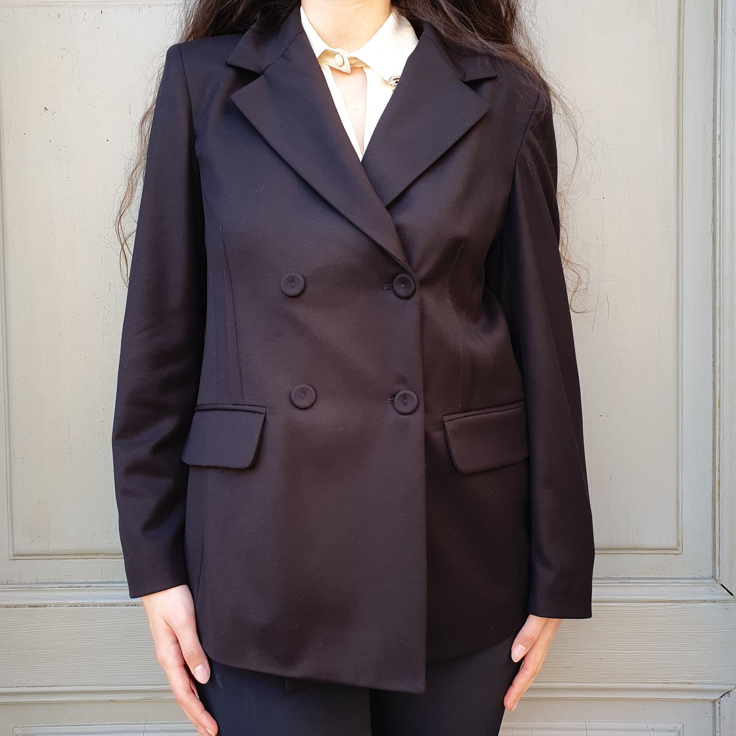 Elegante blazer nero doppiopetto da donna di Odi et Amo, perfetto per ogni occasione a Fossano
