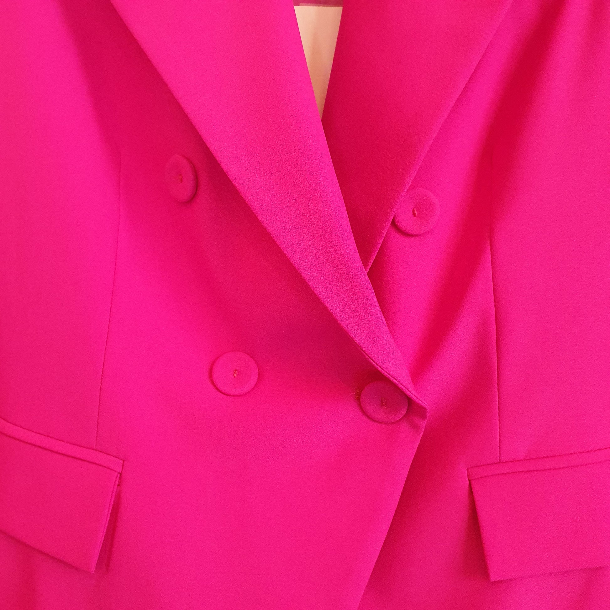 Blazer doppiopetto fucsia di Odi et Amo, un must-have per l'outfit elegante delle donne a Fossano
