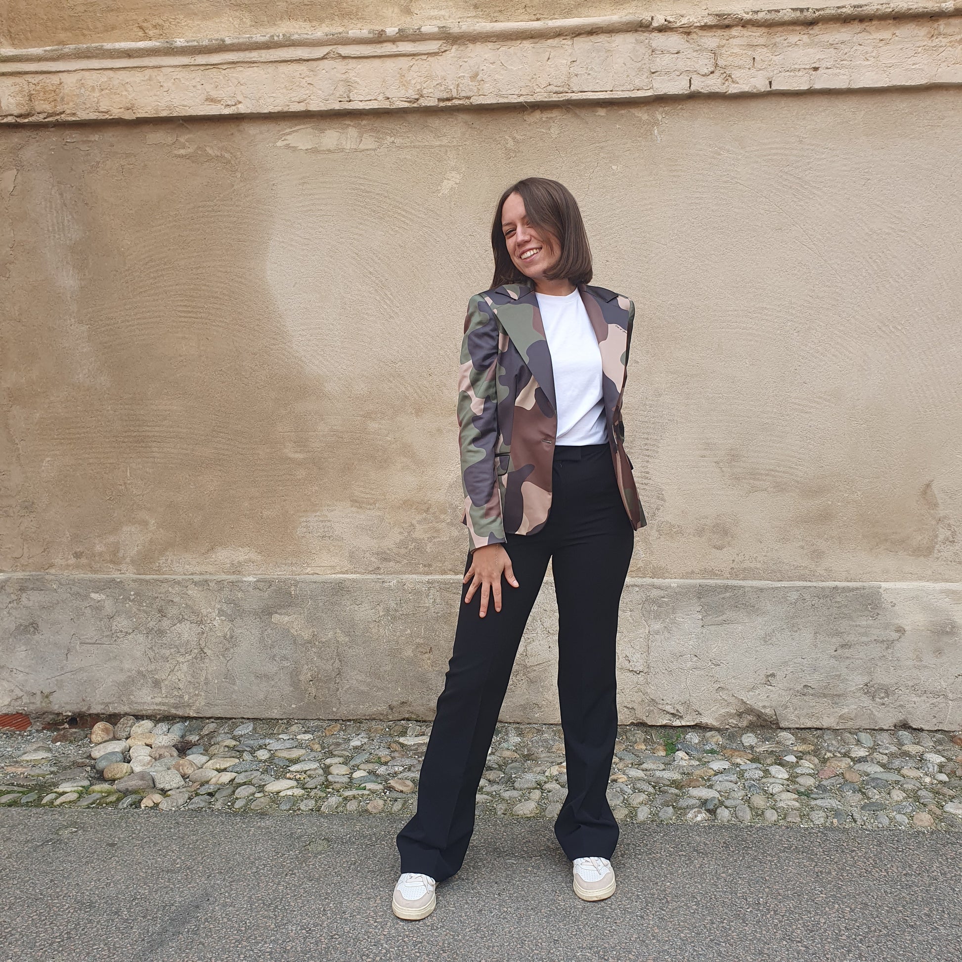 Blazer monopetto Odi et Amo mimetico, per un look chic e trendy a Fossano.